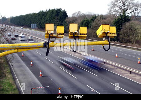 Fleet, Hampshire, Royaume-Uni - 11 mars 2017 : les caméras de vitesse moyenne à l'opération sur l'autoroute M3 avec effet de flou intentionnel sur les véhicules Banque D'Images