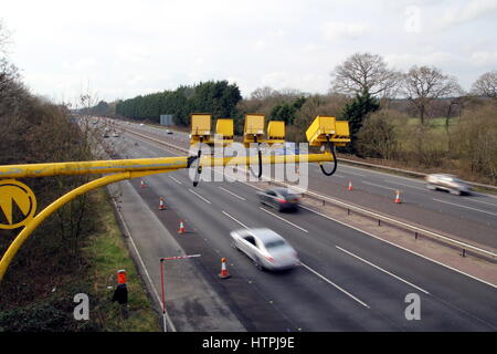 Fleet, Hampshire, Royaume-Uni - 11 mars 2017 : les caméras de vitesse moyenne à l'opération sur l'autoroute M3 avec effet de flou intentionnel sur les véhicules Banque D'Images