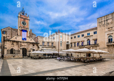 Vue panoramique sur la place principale en en Zadar, destination touristique populaire en Croatie, l'Europe. Banque D'Images