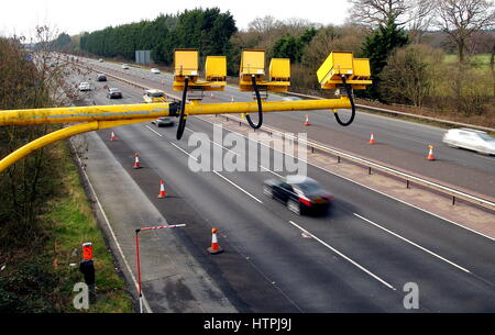 Fleet, Hampshire, Royaume-Uni - 11 mars 2017 : les caméras de vitesse moyenne à l'opération sur l'autoroute M3 avec effet de flou intentionnel sur les véhicules Banque D'Images