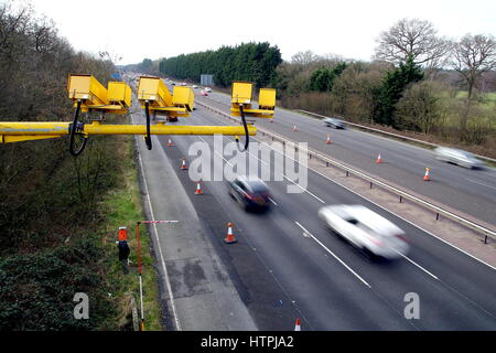 Fleet, Hampshire, Royaume-Uni - 11 mars 2017 : les caméras de vitesse moyenne à l'opération sur l'autoroute M3 avec effet de flou intentionnel sur les véhicules Banque D'Images