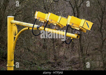 Fleet, Hampshire, Royaume-Uni - 11 mars 2017 : les caméras de vitesse moyenne à l'opération sur l'autoroute M3 pour réduire la vitesse du véhicule à des limites de sécurité des travaux routiers Banque D'Images