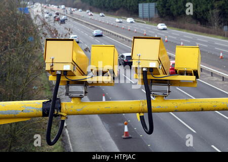 Fleet, Hampshire, Royaume-Uni - 11 mars 2017 : les caméras de vitesse moyenne à l'opération sur l'autoroute M3 pour réduire la vitesse du véhicule à des limites de sécurité des travaux routiers Banque D'Images