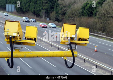 Fleet, Hampshire, Royaume-Uni - 11 mars 2017 : les caméras de vitesse moyenne à l'opération sur l'autoroute M3 pour réduire la vitesse du véhicule à des limites de sécurité des travaux routiers Banque D'Images