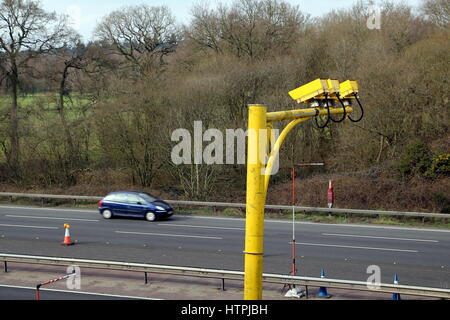 Fleet, Hampshire, Royaume-Uni - 11 mars 2017 : les caméras de vitesse moyenne à l'opération sur l'autoroute M3 pour réduire la vitesse du véhicule à des limites de sécurité des travaux routiers Banque D'Images