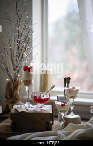Cherry cheesecake shooters Banque D'Images