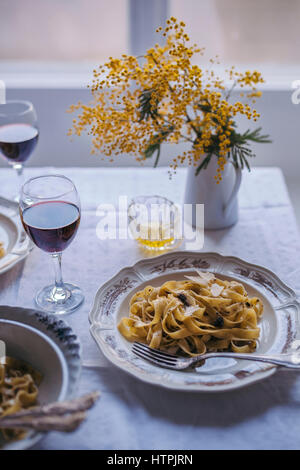 Tagliatelle à la truffe noire servi sur assiettes vintage Banque D'Images