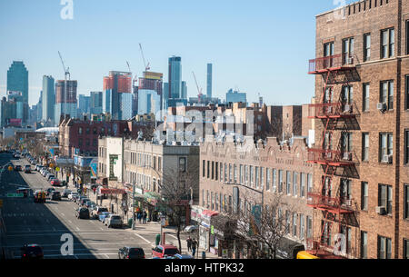 Le développement dans l'ouest de Queens à New York se fond dans l'horizon de Manhattan avec les vieux bâtiments sur Queens Boulevard Sunnyside, Reines dans l'avant-plan le Dimanche, Mars 5, 2017 (© Richard B. Levine) Banque D'Images