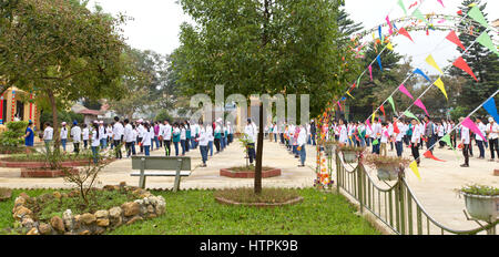 Thai Giang Pho Boarding School, les étudiants, l'assemblée du matin, l'école intermédiaire. Banque D'Images