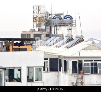 Chauffe-eau solaire avec les réservoirs installés sur toit, Patron de l'Hôtel de Légende, grande hauteur. Banque D'Images