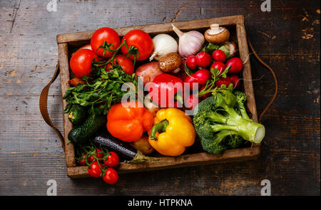 Légumes frais, dans un coffret en bois sur fond de bois Banque D'Images