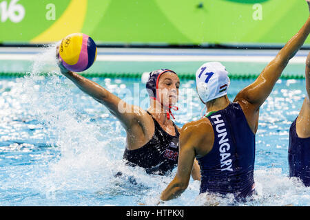 Rio de Janeiro, Brésil. 18 août 2016 Kiley Neushul (USA) participe à la women's water polo contre la Hongrie lors des Jeux Olympiques de 2016. ©Pau Banque D'Images