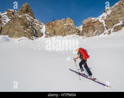 Shane Nelson en approche de Silver Peak ice monte près de Sun Valley Idaho Banque D'Images