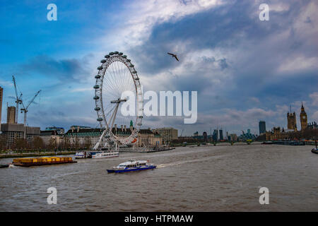 La célèbre roue London Eye en plus de la rivière Thames, dans la ville de Londres, Royaume-Uni. Banque D'Images