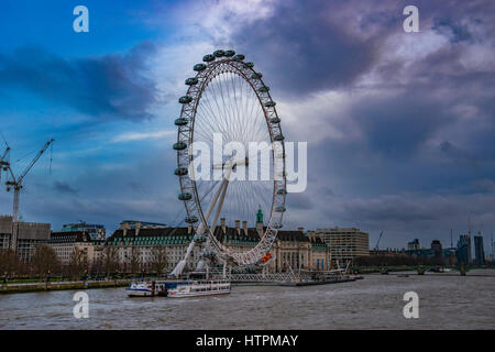 La célèbre roue London Eye en plus de la rivière Thames, dans la ville de Londres, Royaume-Uni. Banque D'Images