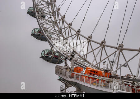 La célèbre roue London Eye en plus de la rivière Thames, dans la ville de Londres, Royaume-Uni. Banque D'Images