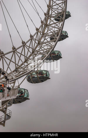 La célèbre roue London Eye en plus de la rivière Thames, dans la ville de Londres, Royaume-Uni. Banque D'Images