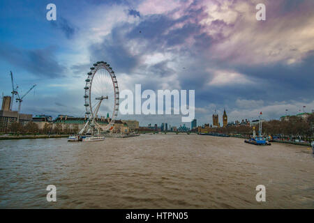 La célèbre roue London Eye en plus de la rivière Thames, dans la ville de Londres, Royaume-Uni. Banque D'Images