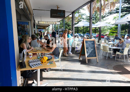 Terrasse d'un café restaurant à Terralong Street, St, une petite ville touristique pittoresque sur la Côte d'Illawarra, New South Wales, NSW, Australie Banque D'Images