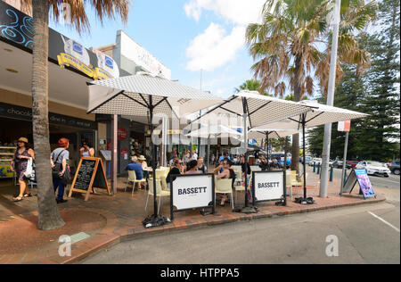 Terrasse d'un café restaurant à Terralong Street, St, une petite ville touristique pittoresque sur la Côte d'Illawarra, New South Wales, NSW, Australie Banque D'Images