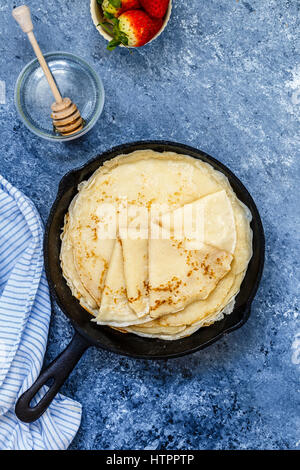 Crêpes garnies de crème, fruits rouges, sucre glace Banque D'Images