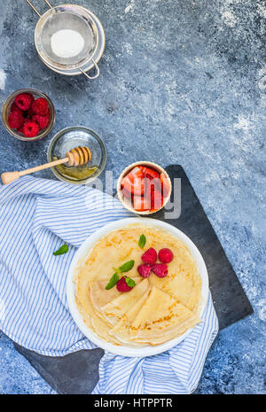 Crêpes garnies de crème, fruits rouges, sucre glace Banque D'Images