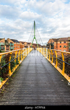 Chaînes du pont sur la rivière Nene à Northampton. Banque D'Images