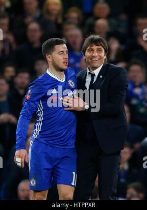 Gestionnaire de Chelsea Antonio Conte à la fin du match avec Eden Hazard au cours de la FA Cup match entre Chelsea et Manchester United à Stamford Bridge à Londres. 13 mars, 2017. *** EDITORIAL UTILISEZ UNIQUEMENT *** FA Premier League et Ligue de football images sont soumis à licence DataCo voir James www.football-dataco.com Boardman /  +44 7967 642437 des photos au téléobjectif Banque D'Images