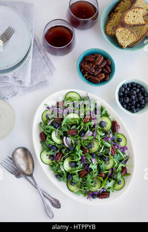 Pacanes épicées salade Feta servi avec du pain et du vin rouge. Photographié sur un fond blanc. Banque D'Images