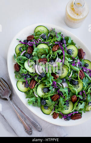 Pacanes épicées salade Feta noix grillées servies avec une vinaigrette à la Feta de Sherry. Photographié sur un fond blanc. Banque D'Images