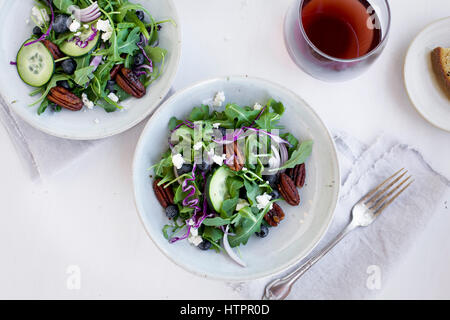 Bols de pacanes épicées salade Feta servi avec du pain et du vin rouge. Photographié sur un fond blanc. Banque D'Images