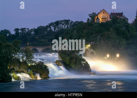 Genève, Suisse - 26 août 2008 : le Rhin chutes d'eau à Neuhausen sur Suisse par nuit Banque D'Images