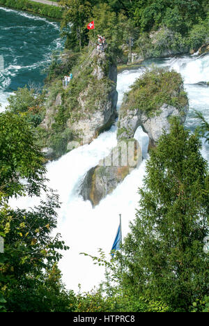 Genève, Suisse - 26 août 2008 : les personnes bénéficiant de la vue au sommet du rocher qui se dresse au milieu du Rhin chutes d'eau à Neuhause Banque D'Images