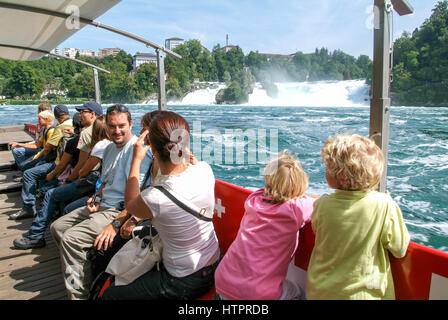 Genève, Suisse - 26 août 2008 : les gens dans un bateau de tourisme près du Rhin chutes d'eau à Neuhausen sur Suisse Banque D'Images