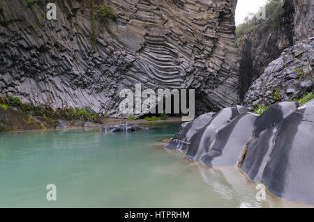 Des formations rocheuses, des orgues basaltiques Gole d'Alcantara Parc National, Sicile, Italie Banque D'Images