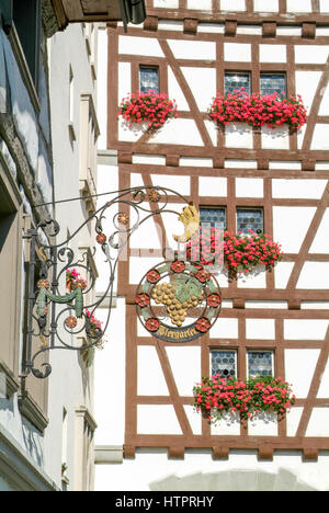 Restaurant ancien panneau à l'entrée de la belle ville médiévale de Stein am Rhein sur la Suisse Banque D'Images
