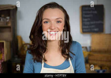 Portrait de femmes smiling in bakery shop Banque D'Images