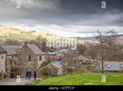 Les marcheurs dans le magnifique paysage de Castleton Village, parc national de Peak District, Derbyshire Banque D'Images