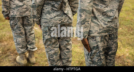 Groupe de militaires Les soldats se tenant dans la ligne au boot camp Banque D'Images