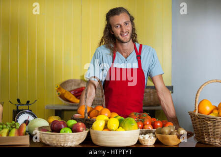 Portrait de sourire du personnel au comptoir permanent dans le marché Banque D'Images