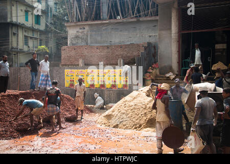 COX'S BAZAR, BANGLADESH - Février 2017 : Plusieurs hommes travaillant dans la rue à Cox's Bazar au Bangladesh Banque D'Images