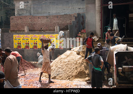 COX'S BAZAR, BANGLADESH - Février 2017 : Plusieurs hommes travaillant dans la rue à Cox's Bazar au Bangladesh Banque D'Images