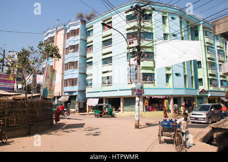 COX'S BAZAR, BANGLADESH - Février 2017 : rue avec de nombreux véhicules dans le centre de Cox's Bazar, Bangladesh Banque D'Images