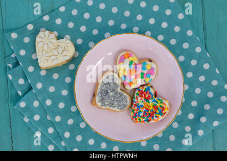 Divers gingerbread cookies servis dans la plaque sur la surface en bois Banque D'Images