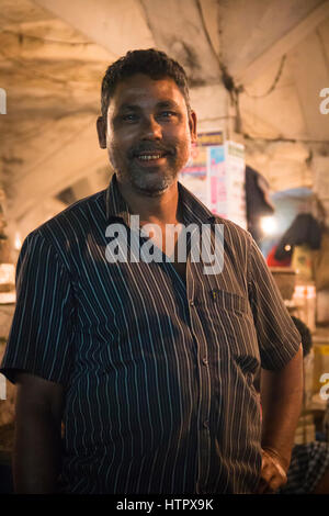 SRIMANGAL, BANGLADESH - Février 2017 : l'homme avec une petite boutique vendant du poisson dans le marché central bazar dans Srimangal, Bangladesh Banque D'Images