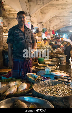 SRIMANGAL, BANGLADESH - Février 2017 : l'homme avec une petite boutique vendant du poisson dans le marché central bazar dans Srimangal, Bangladesh Banque D'Images