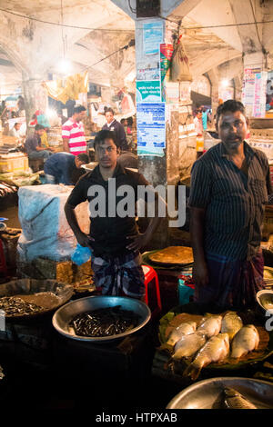 SRIMANGAL, BANGLADESH - Février 2017 : l'homme avec une petite boutique vendant du poisson dans le marché central bazar dans Srimangal, Bangladesh Banque D'Images