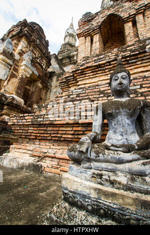 Statue de Bouddha. Parc historique de Sukhothai. La Thaïlande. Banque D'Images