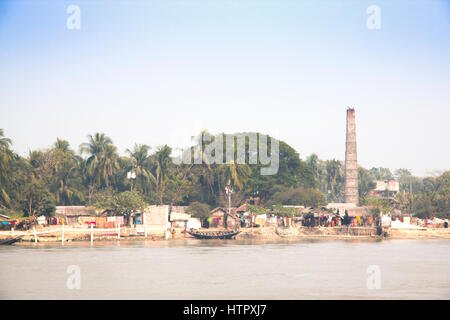 Petit village près de Khulna au bord de les Sundarbans au Bangladesh Banque D'Images