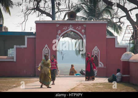 BAGERHAT, BANGLADESH - Février 2017 : Le tombeau de mosquée Khan Jahan Ali à côté du grand lac dans Bagerhatat le bord du Sundarbans au Bangladesh Banque D'Images